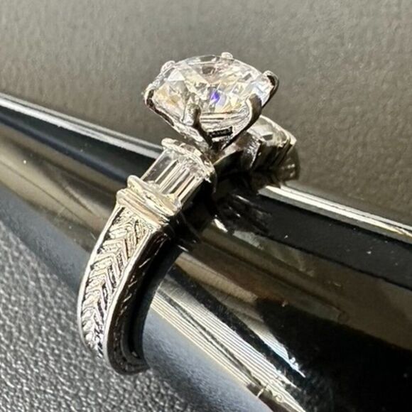 Gorgeous Sterling Silver 925 CZ Statement Engagement Travel Ring size 8 - Picture 1 of 4